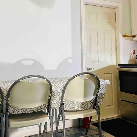 Lovely II Space Share A Room East York Canada 多伦多 外观 照片